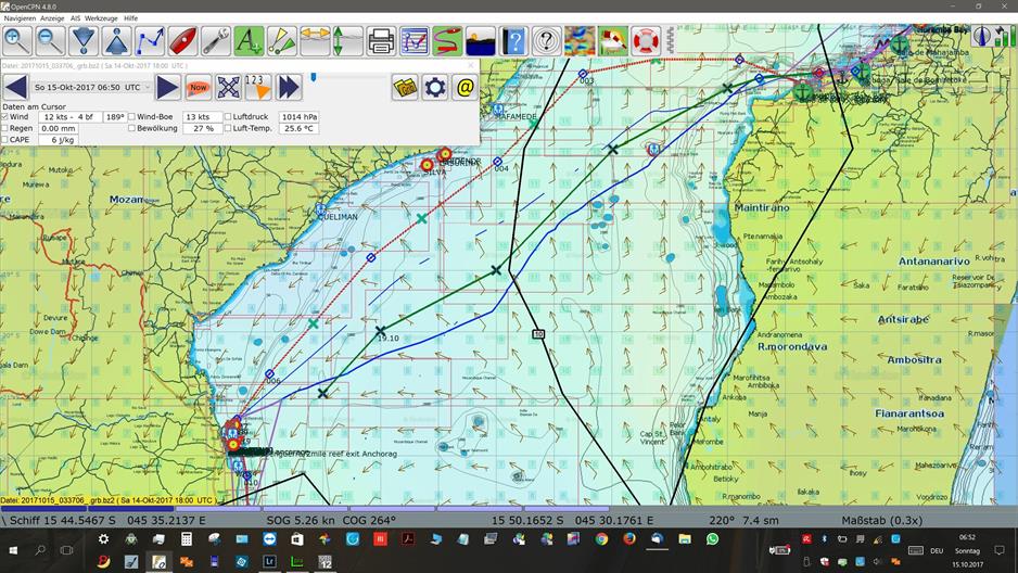 Die Karte zeigt unsere möglichen Routen von Madagaskar nach Bazaruto in Mosambik. Die rote westliche Route berücksichtigt stärker die Strömung, während die untere grüne Route mehr auf den Wind abzielt. Wir haben die Wahl und entscheiden uns für die Route, die wir segeln können.